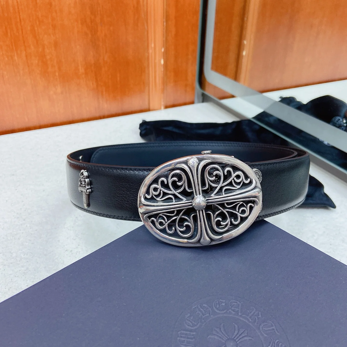 Unisex Classic Leather Belt with Ornate Engraved Statement Buckle, 38 mm detail view 5