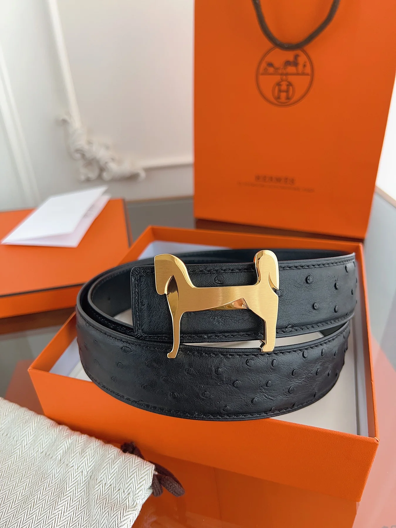 Men's Classic Ostrich-Texture Leather Belt with Geometric H Buckle, 38 mm detail view 5