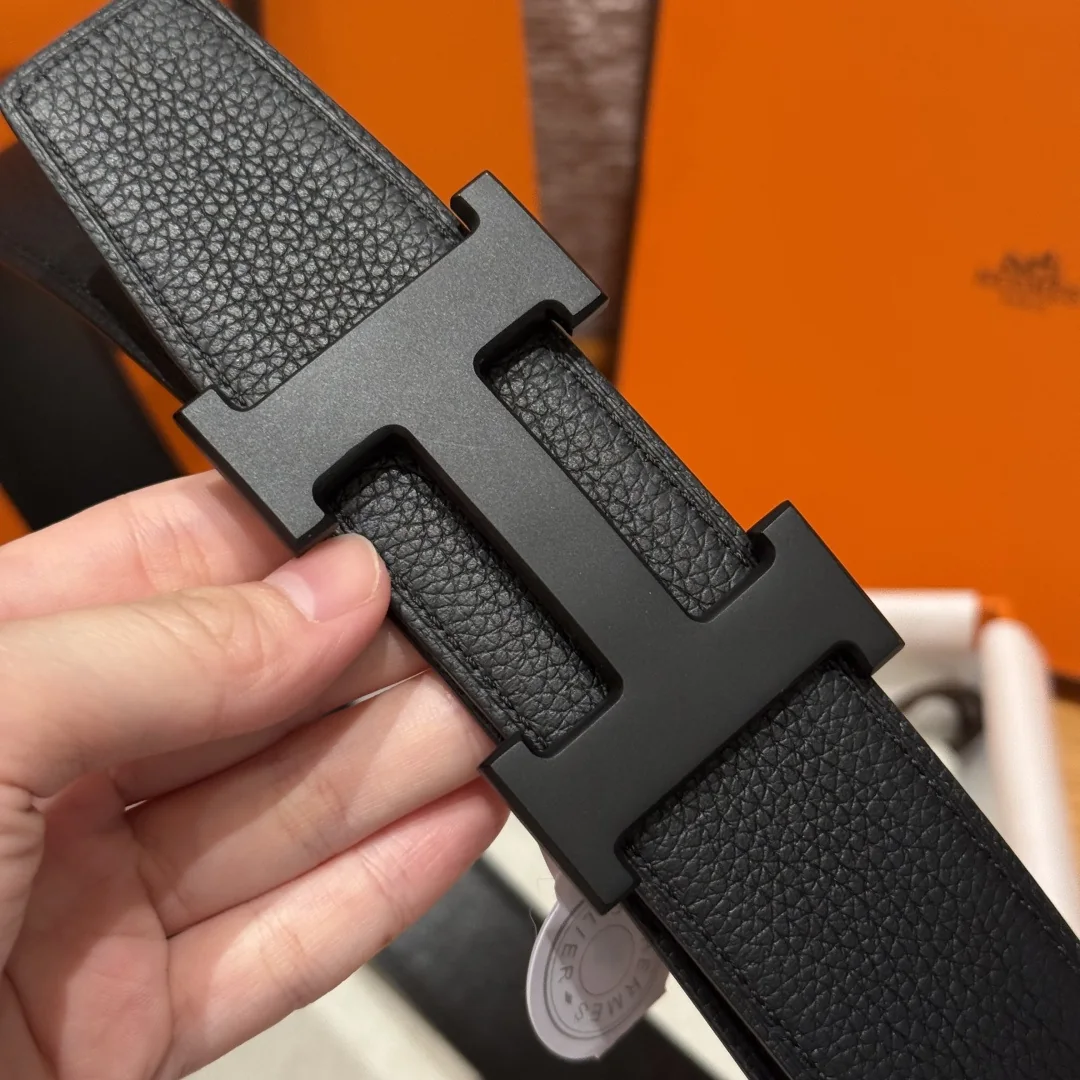 Men's Modern Reversible Textured Leather Belt with Polished Geometric Buckle, 38 mm detail view 6