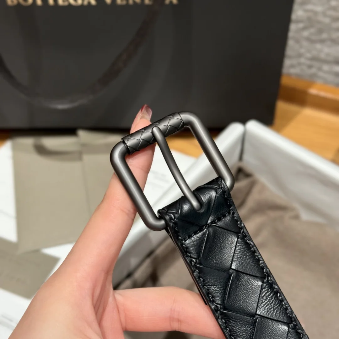 Men's Reversible Woven Leather Belt with Polished Geometric Buckle, 35 mm detail view 6