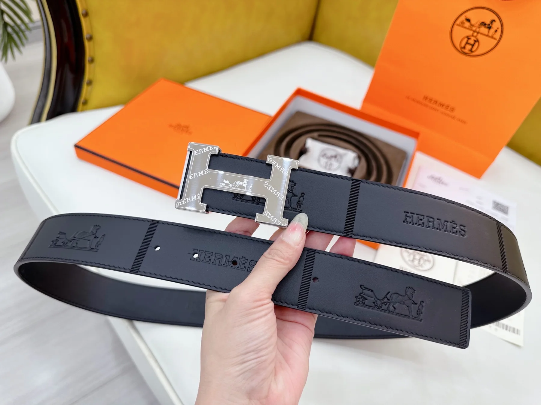 Men's Classic Reversible Leather Belt with Geometric H Buckle, 38 mm detail view 6