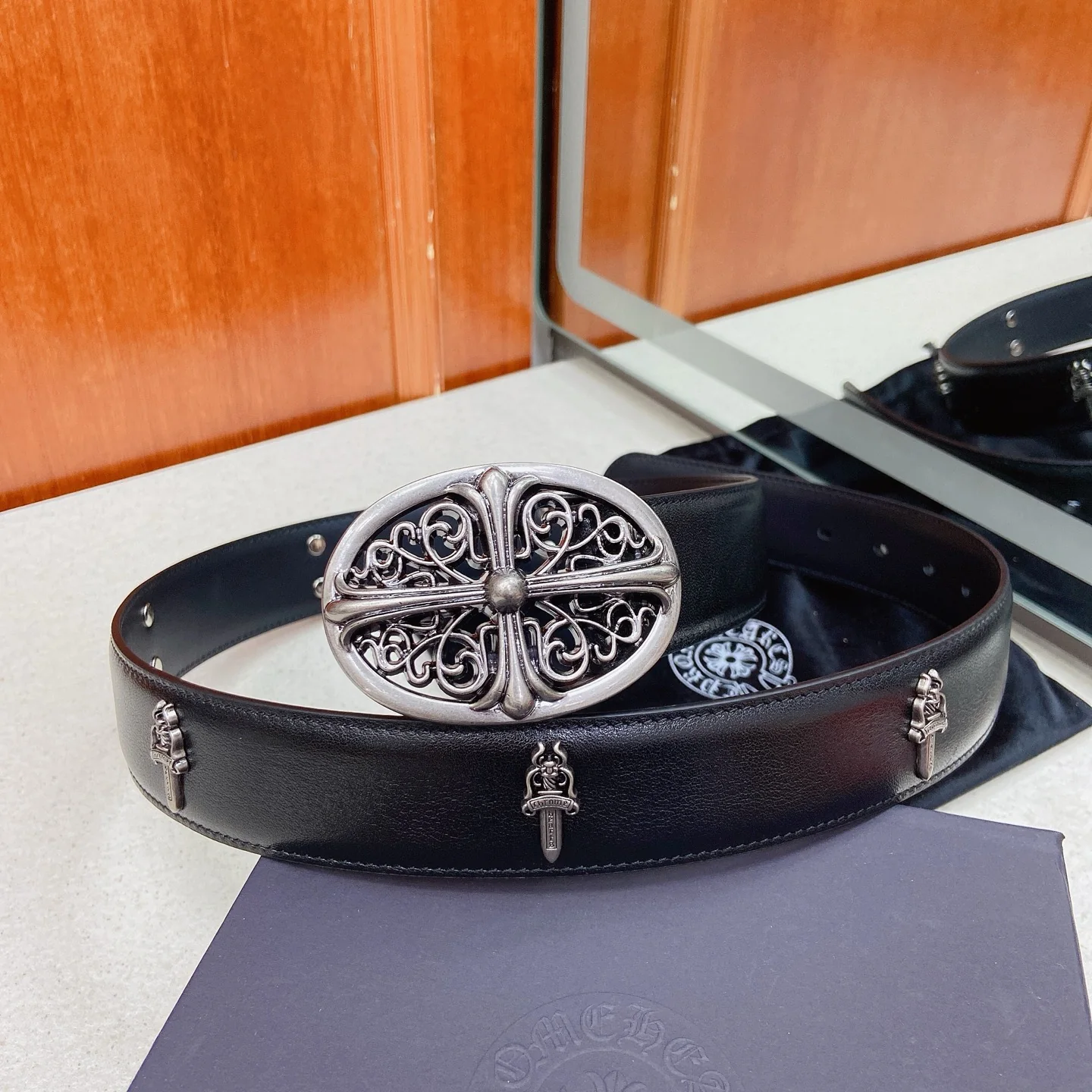 Unisex Classic Leather Belt with Ornate Engraved Statement Buckle, 38 mm detail view 7