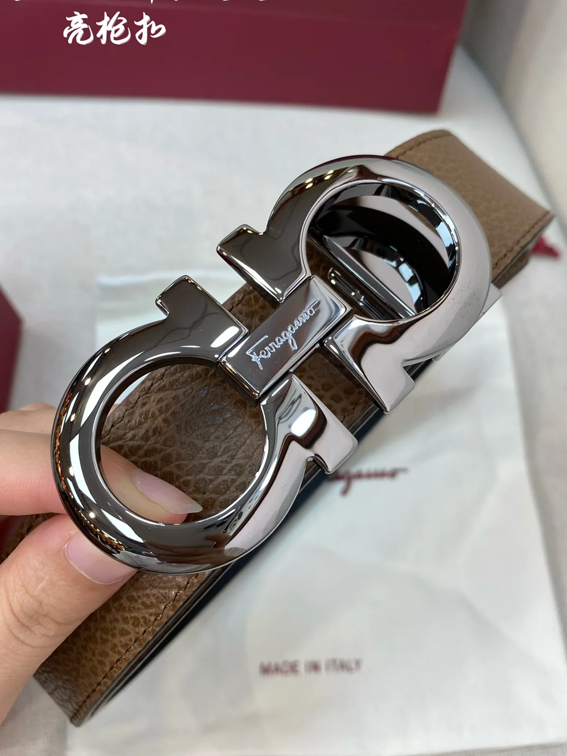 Men's Classic Reversible Leather Belt with Polished Geometric Buckle, 35 mm detail view 7