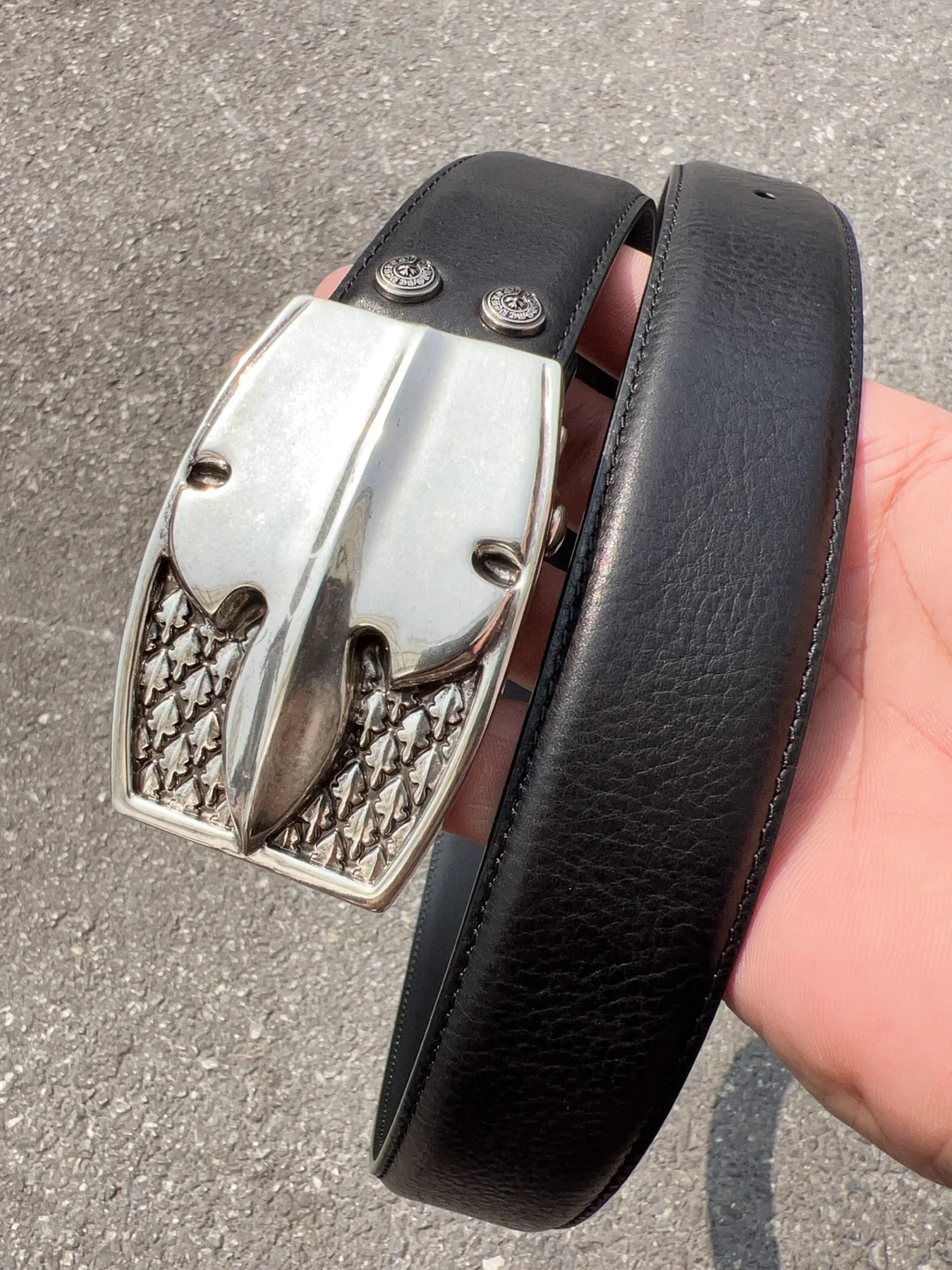 Unisex Modern Leather Belt with Ornate Engraved Statement Buckle, 38 mm detail view 7