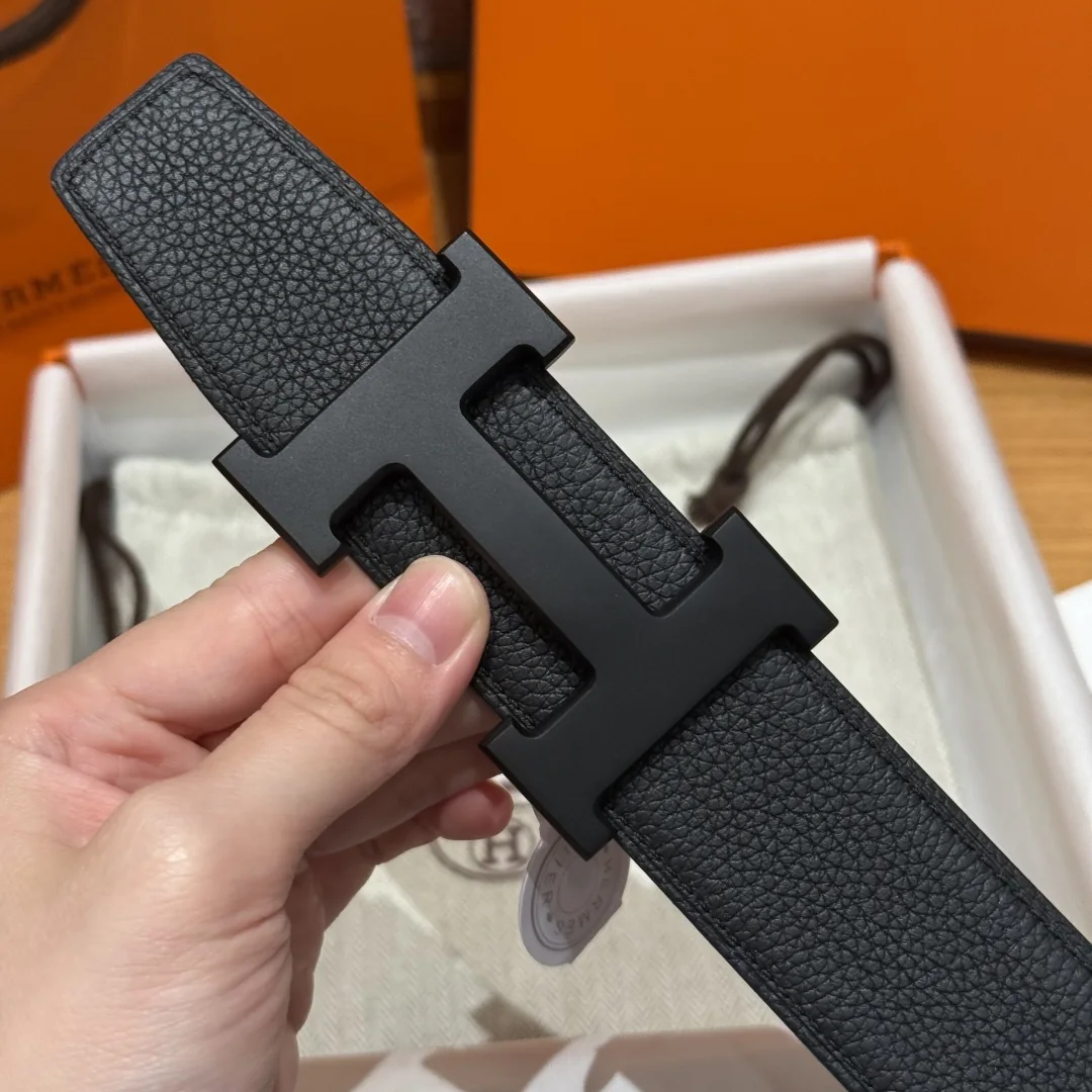 Men's Modern Reversible Textured Leather Belt with Polished Geometric Buckle, 38 mm detail view 7