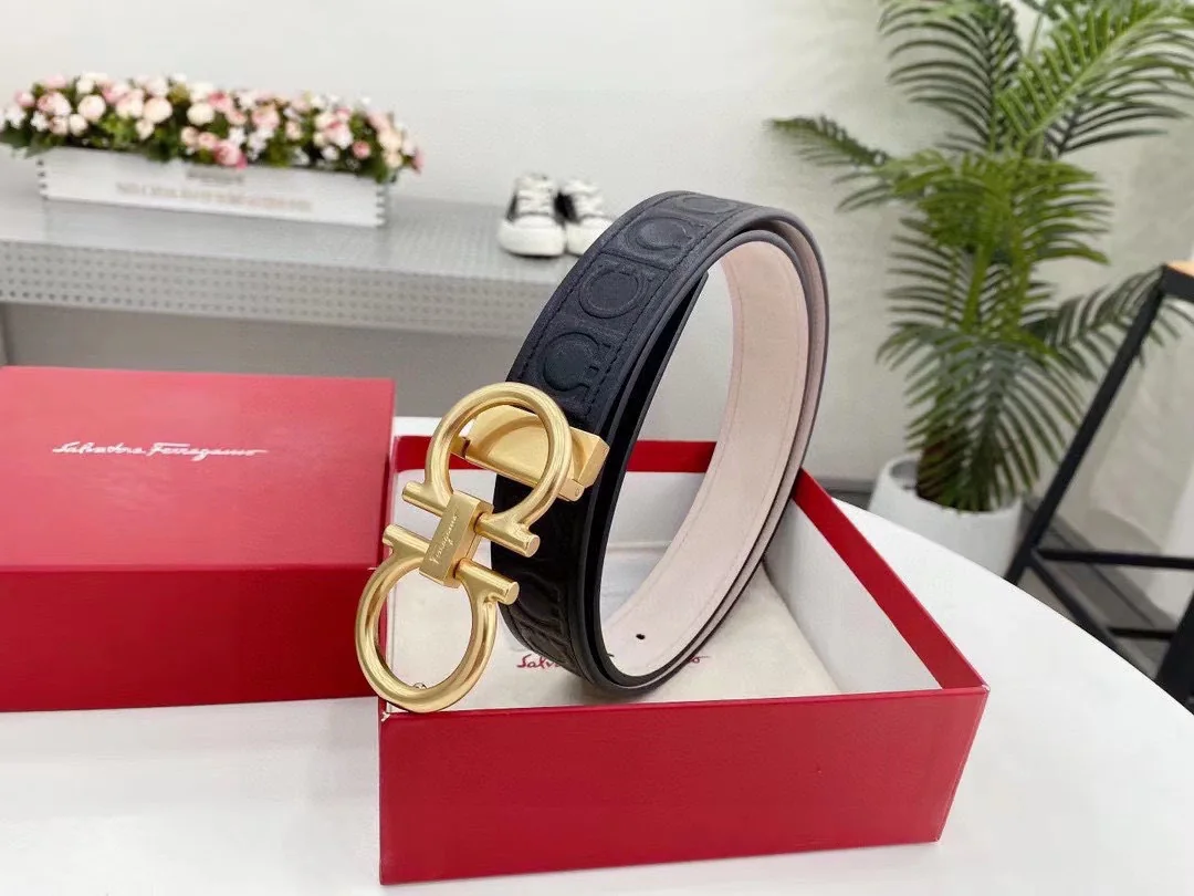 Men's Classic Reversible Textured Leather Belt with Sculpted Double-Ring Buckle, 35 mm detail view 7