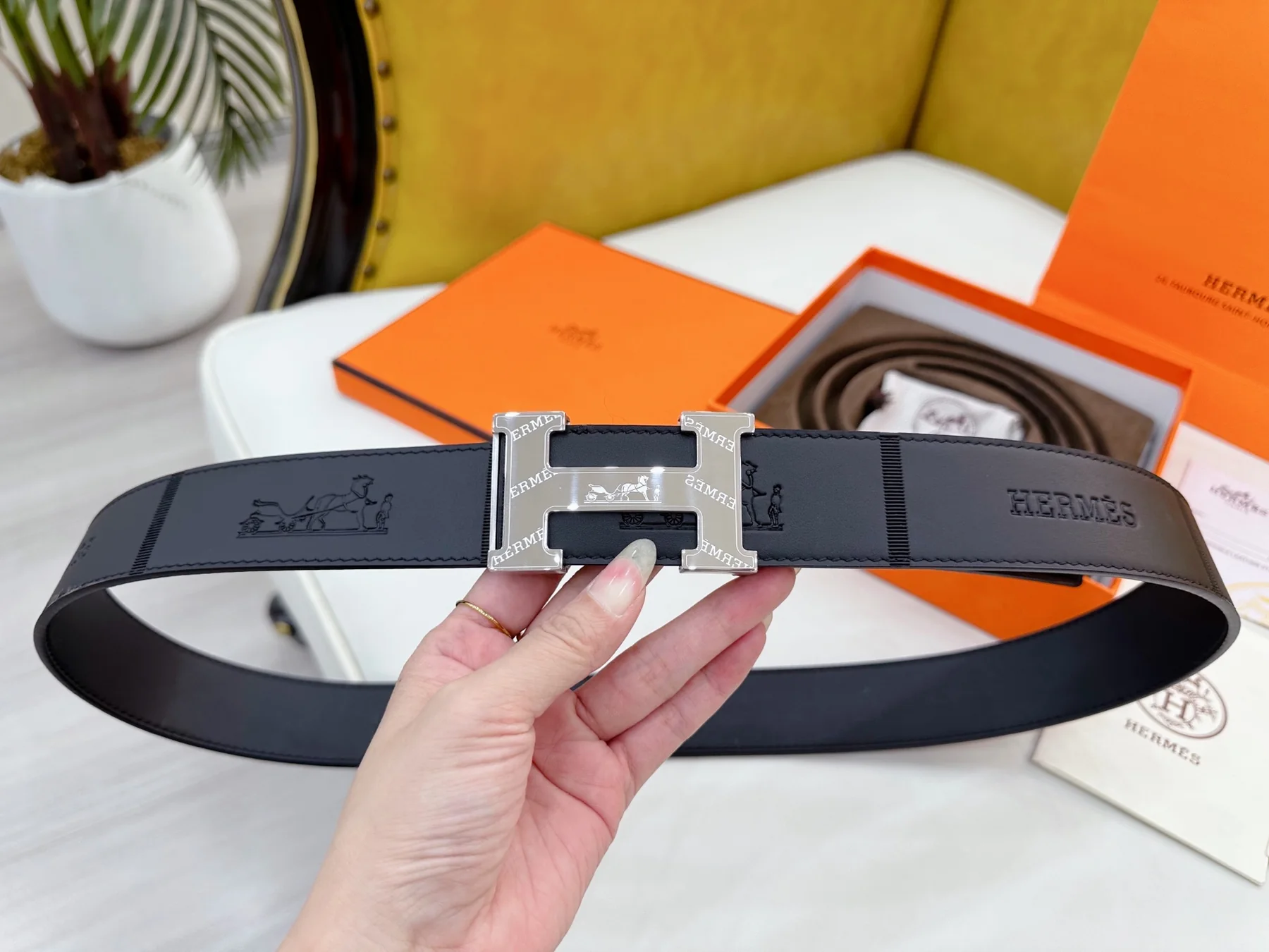 Men's Classic Reversible Leather Belt with Geometric H Buckle, 38 mm detail view 7