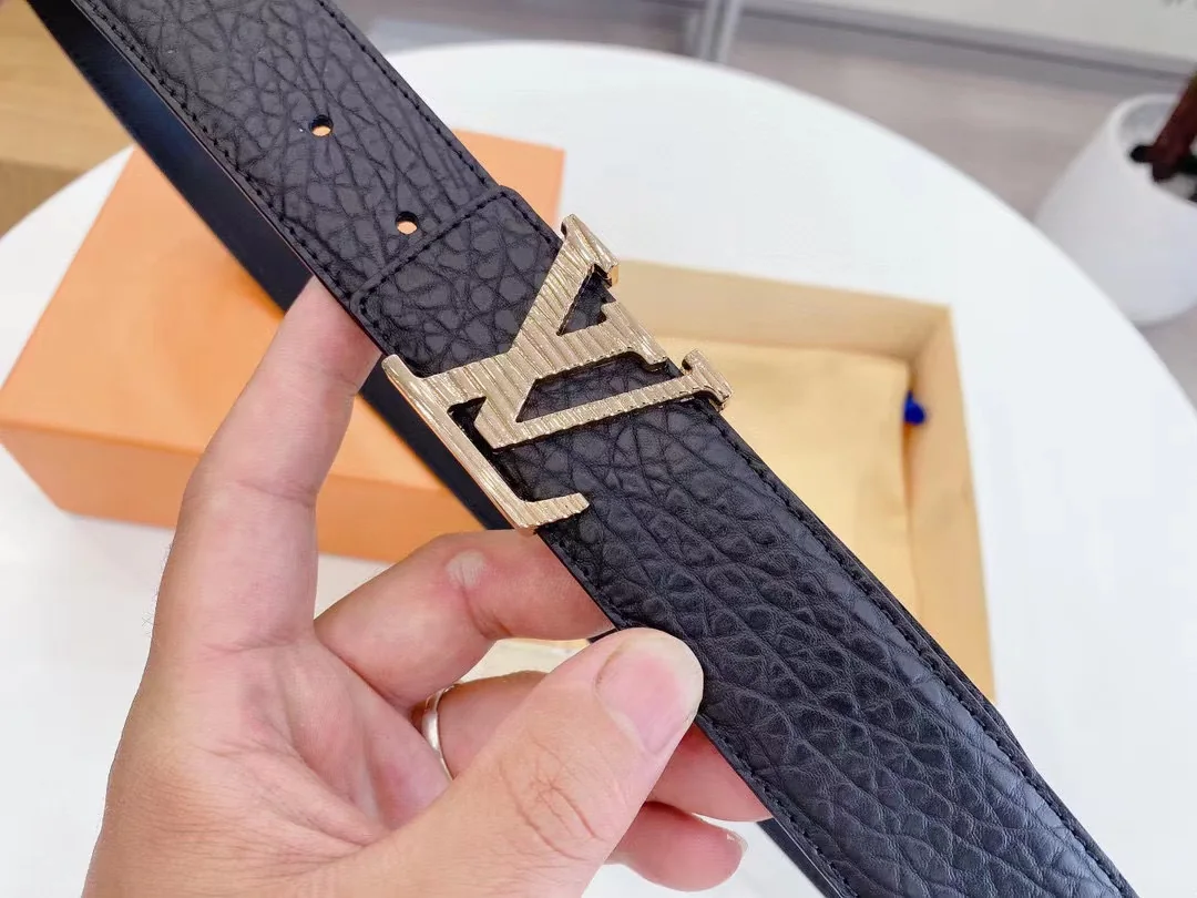Men's Classic Textured Leather Belt with Polished Geometric Buckle, 38 mm detail view 8