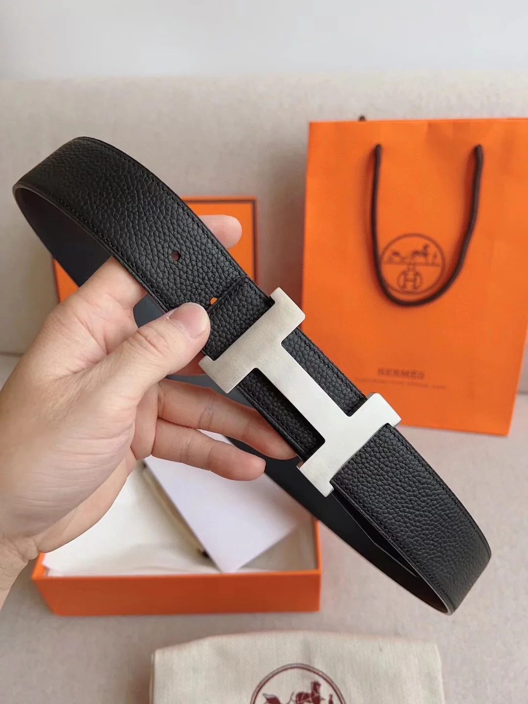 Men's Modern Reversible Leather Belt with Geometric H Buckle, 38 mm detail view 8