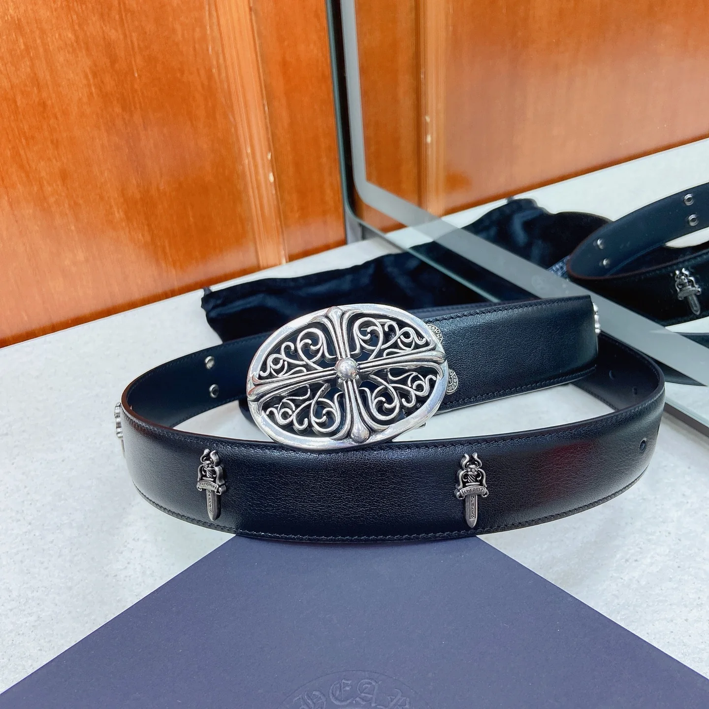 Unisex Classic Leather Belt with Ornate Engraved Statement Buckle, 38 mm detail view 8