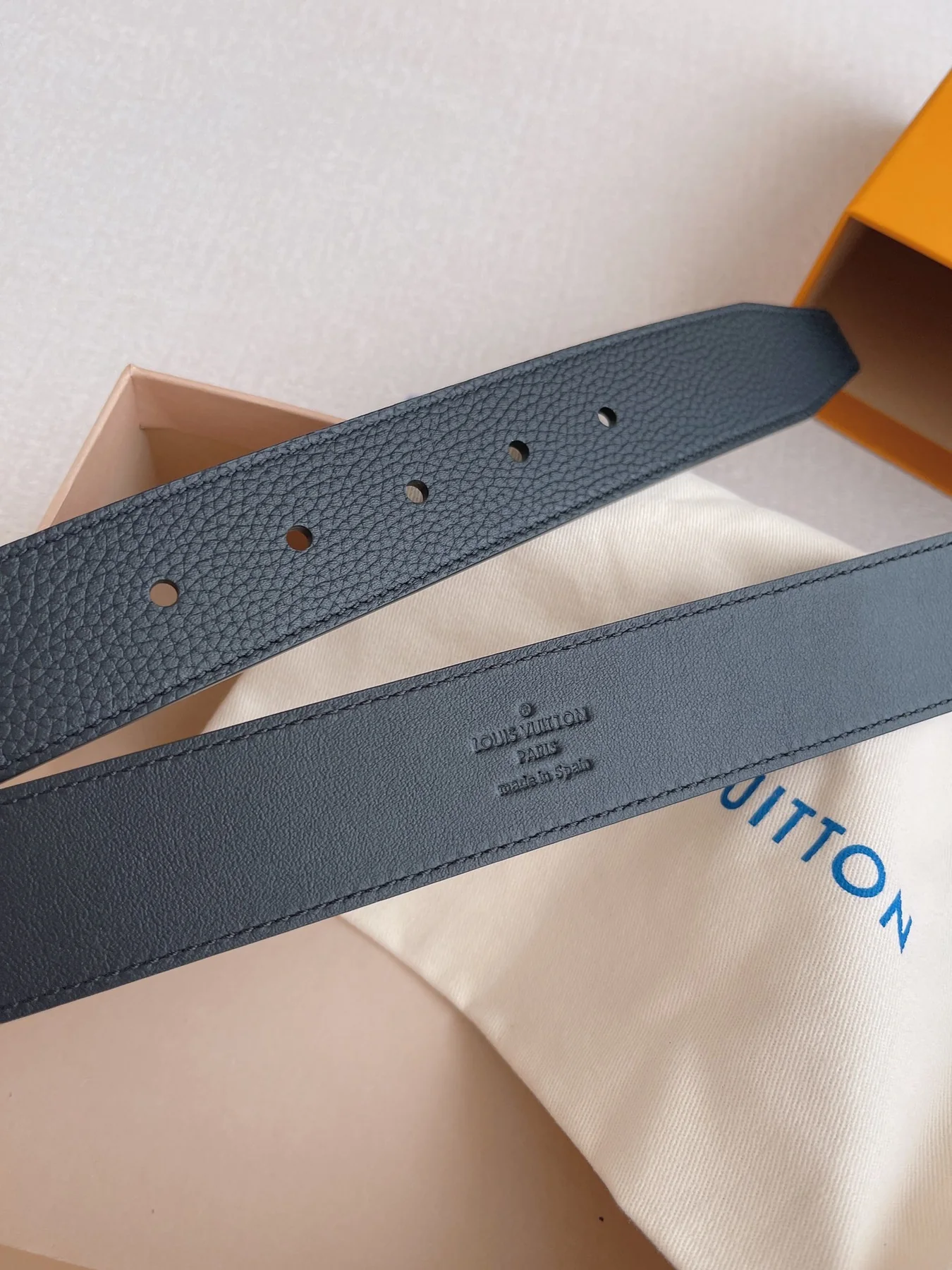 Men's Classic Leather Belt with Polished Geometric Buckle, 35 mm detail view 8