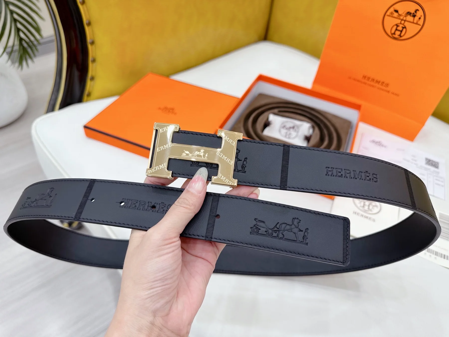 Men's Classic Reversible Leather Belt with Geometric H Buckle, 38 mm detail view 8