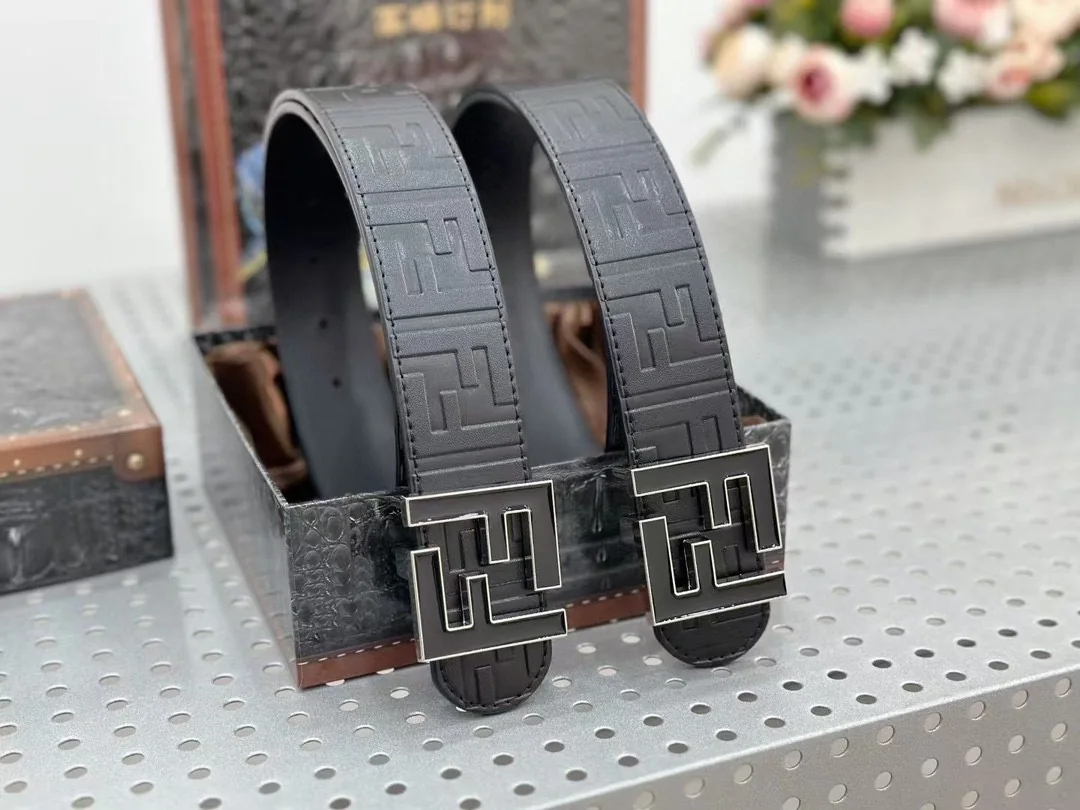 Men's Classic Reversible Grained Leather Belt with Polished Geometric Buckle, 38 mm main product image