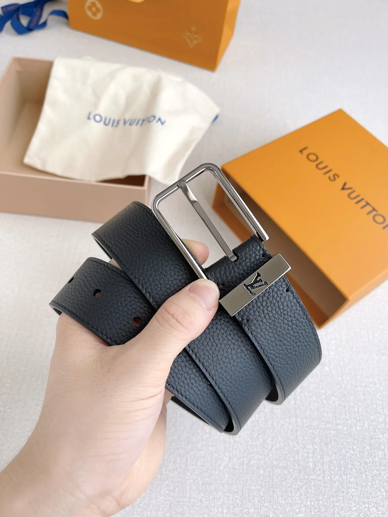 Men's Classic Leather Belt with Polished Geometric Buckle, 35 mm main product image